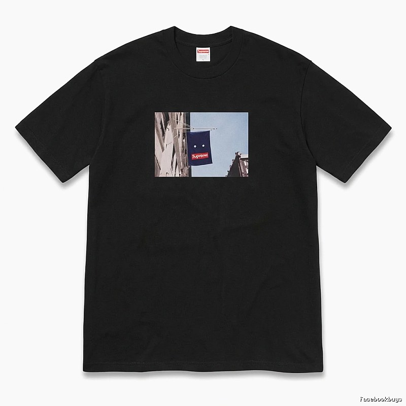 Supreme street scene style black T-shirt